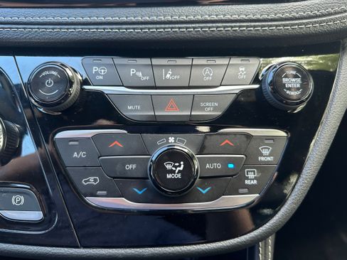 Used 2024 Chrysler Pacifica Limited w/ S Appearance Package FWD image 17