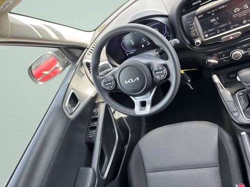 Used 2025 Kia Soul LX w/ LX Technology Package FWD image 21