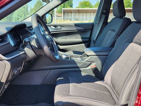 Used 2025 Jeep Grand Cherokee Laredo X w/ Trailer Tow Package image 9