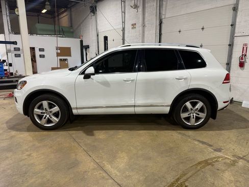 Used 2014 Volkswagen Touareg TDI image 3