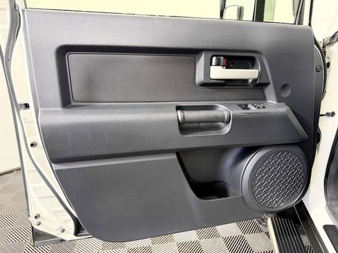 Used 2013 Toyota FJ Cruiser 4WD image 28