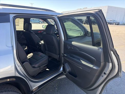 New 2026 Chevrolet Traverse RS w/ LPO, Floor Liner Package AWD/4WD image 28