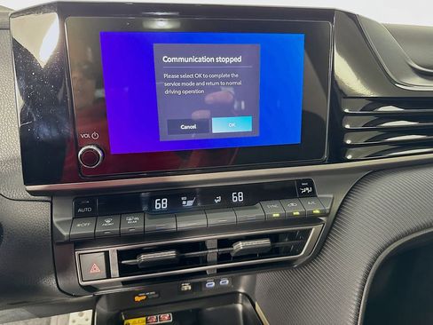 Used 2025 Toyota Camry SE w/ Convenience Package image 19