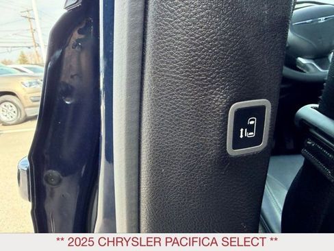 Used 2025 Chrysler Pacifica Select FWD image 17