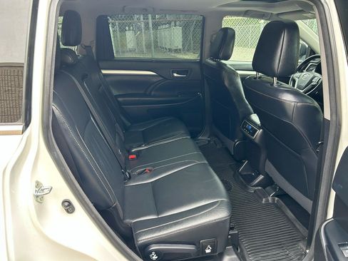 Used 2017 Toyota Highlander XLE AWD/4WD image 16