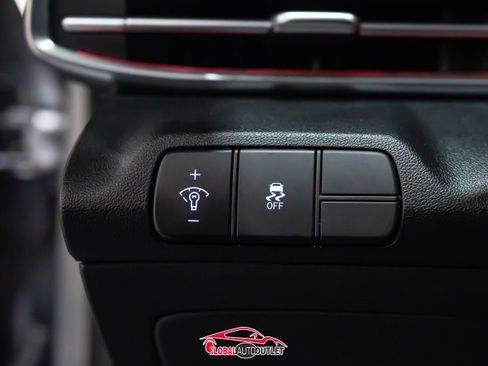 Used 2025 Hyundai Elantra SEL image 34