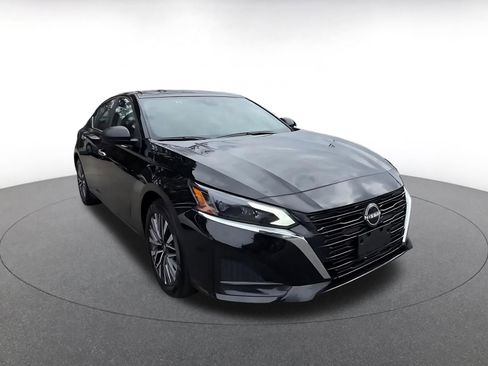 Used 2025 Nissan Altima 2.5 SV image 3