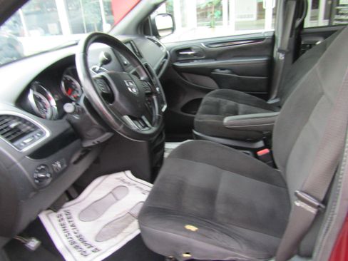 Used 2019 Dodge Grand Caravan SE FWD image 9