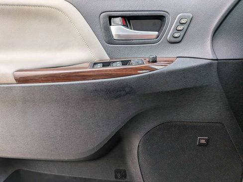 Used 2017 Toyota Sienna Limited FWD image 31