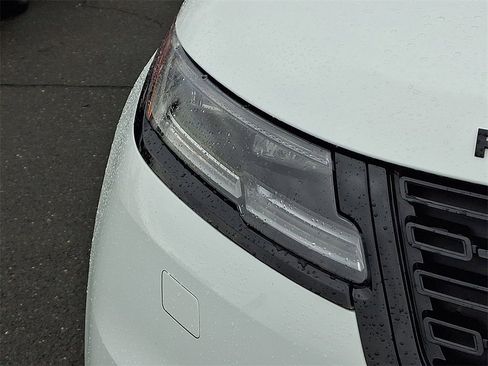Used 2025 Land Rover Range Rover Velar Dynamic SE image 9