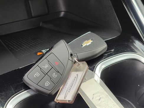 Used 2025 Chevrolet Traverse LT image 44