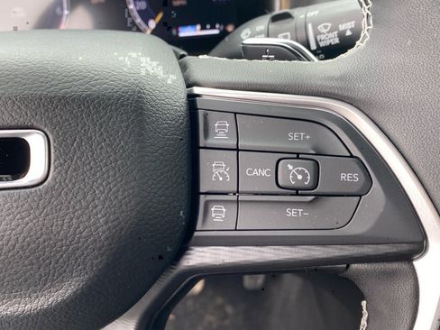Used 2025 Jeep Grand Cherokee Altitude AWD/4WD image 16