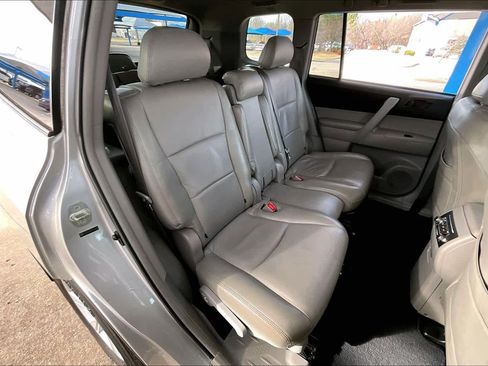 Used 2012 Toyota Highlander SE w/ Tow Pkg image 19