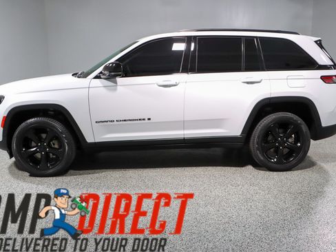 Used 2023 Jeep Grand Cherokee Limited w/ Black Appearance Package AWD/4WD image 10