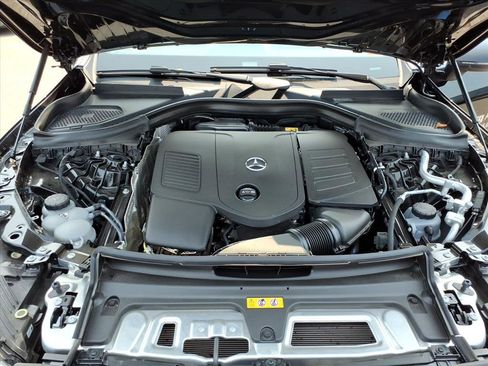 Used 2025 Mercedes-Benz GLC 300 4MATIC image 9