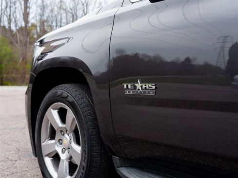 Used 2017 Chevrolet Suburban LT AWD/4WD image 12