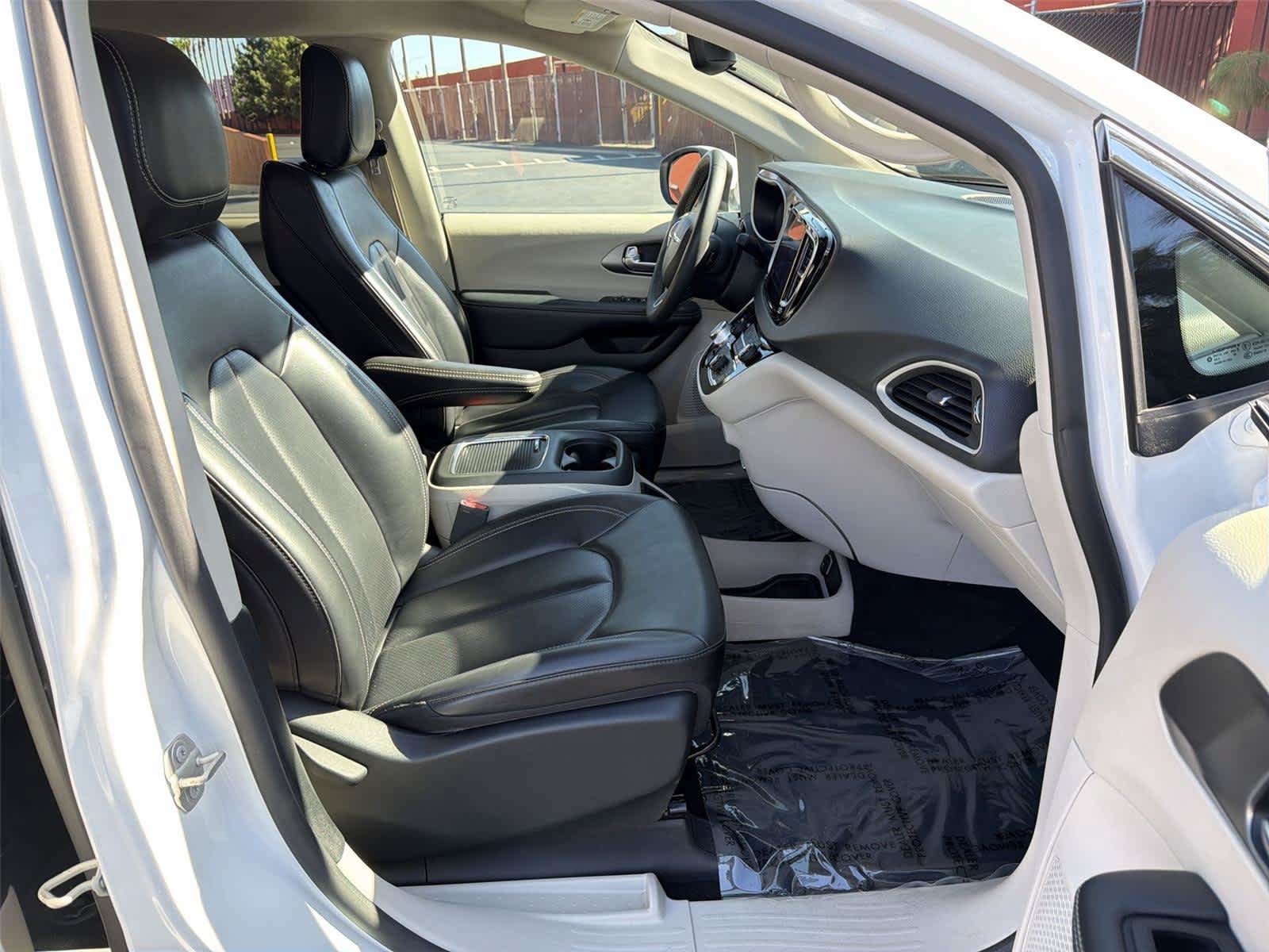 Used 2023 Chrysler Pacifica Touring-L FWD image 15