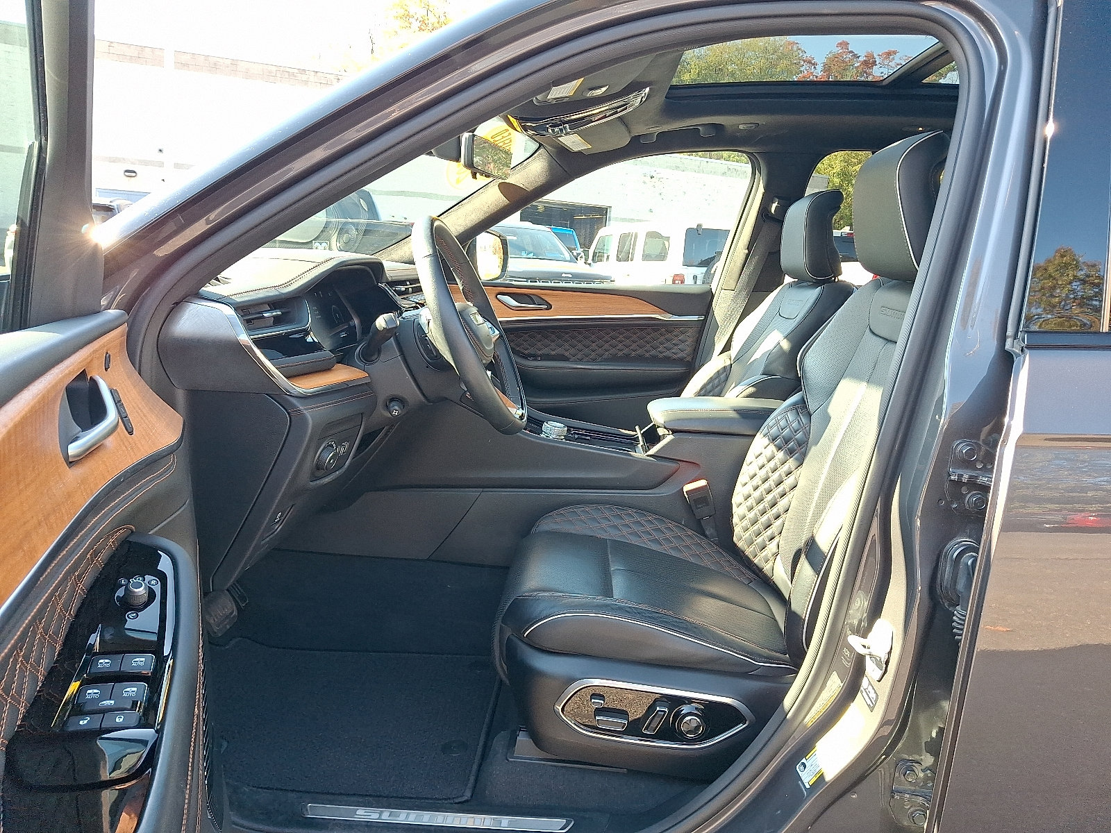 Used 2023 Jeep Grand Cherokee Summit AWD/4WD image 13
