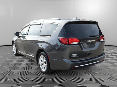 Used 2017 Chrysler Pacifica Touring-L w/ Tire & Wheel Group FWD image 5