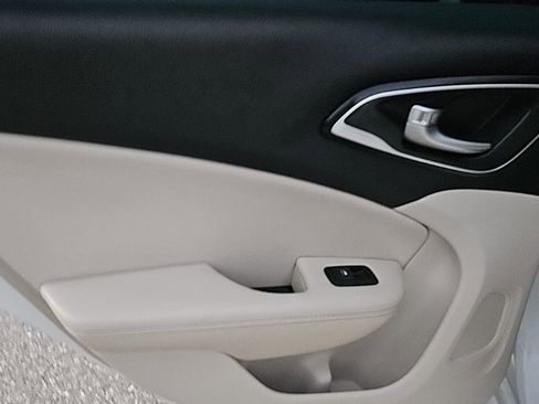 Used 2016 Chrysler 200 Limited image 12