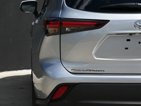 Used 2024 Toyota Highlander LE image 9