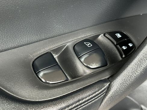 Used 2020 Nissan Rogue SV FWD image 13
