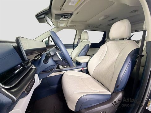 Used 2025 Kia Carnival SX w/ SX Dark Edition Package FWD image 11