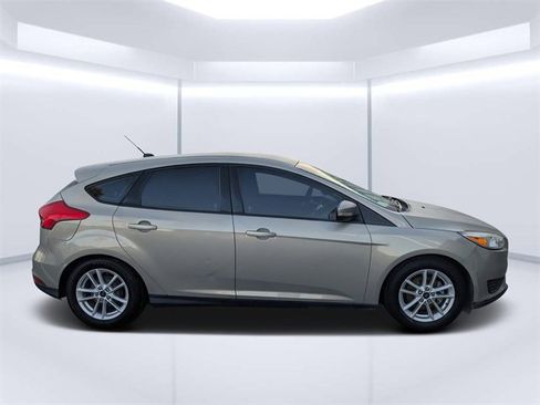Used 2016 Ford Focus SE image 2