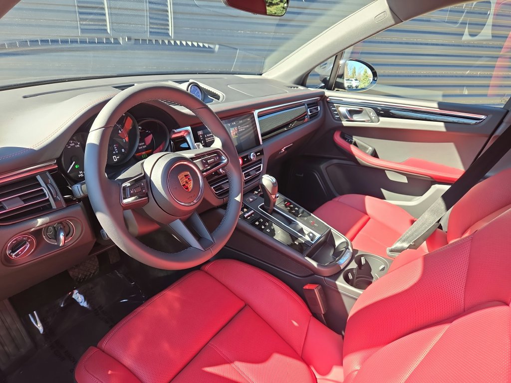 Certified 2026 Porsche Macan AWD/4WD image 4
