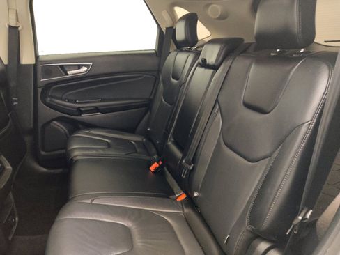 Used 2018 Ford Edge Titanium FWD image 18