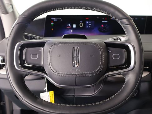 New 2026 Lincoln Navigator Premiere AWD/4WD image 3