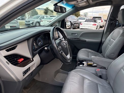 Used 2017 Toyota Sienna XLE image 18