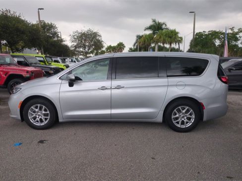 Used 2023 Chrysler Pacifica Touring-L image 8