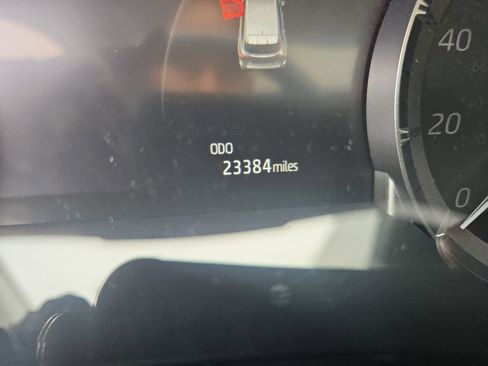 Used 2024 Toyota Highlander XLE AWD/4WD image 4