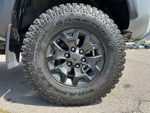 Used 2020 Toyota Tacoma TRD Off-Road w/ TRD Premium Off Road Package AWD/4WD image 12