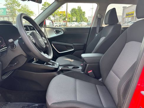 Used 2025 Kia Soul LX w/ LX Technology Package FWD image 21