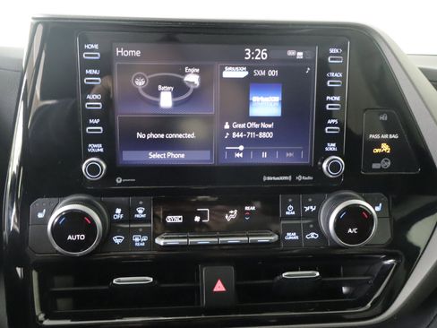 Used 2021 Toyota Highlander XLE AWD/4WD image 16