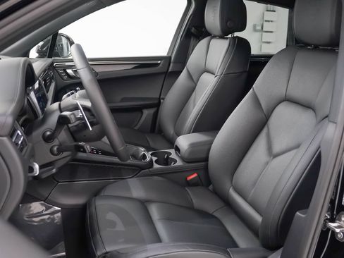 Certified 2026 Porsche Macan AWD/4WD image 5
