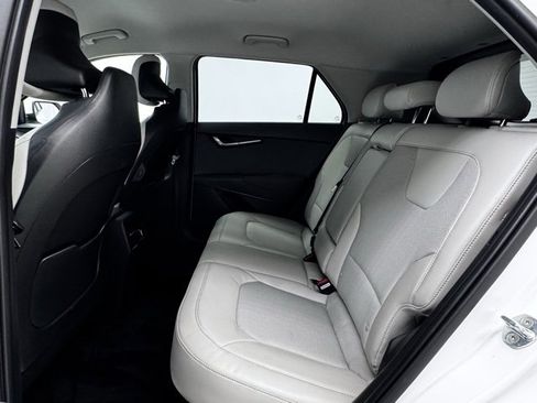 Used 2023 Kia Niro EX image 23