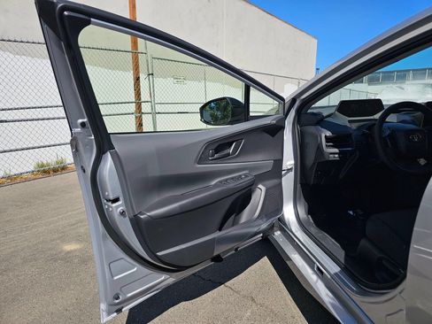 Used 2027 Toyota Prius LE FWD image 18