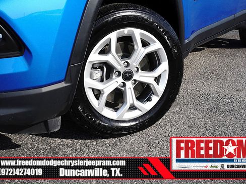 Used 2025 Jeep Compass Latitude AWD/4WD image 9
