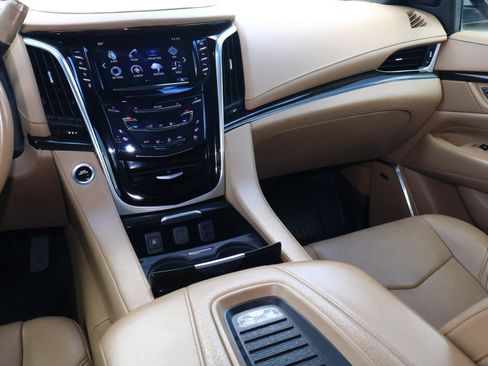 Used 2019 Cadillac Escalade ESV Platinum AWD/4WD image 18
