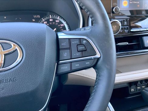 Used 2020 Toyota Highlander Limited image 24