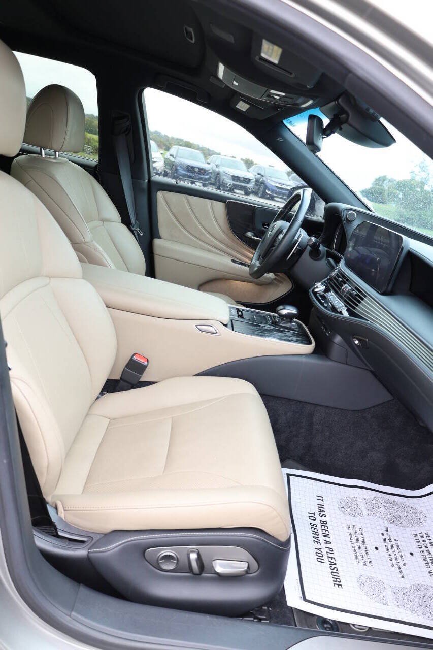 Used 2021 Lexus LS 500 w/ Accessory Package (Z2) RWD image 15