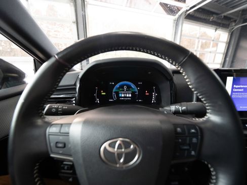 Used 2025 Toyota Camry SE w/ Convenience Package image 15