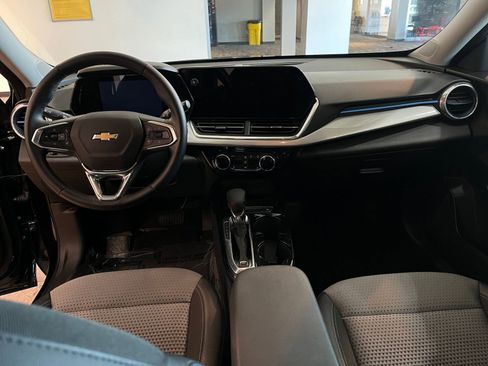 Used 2025 Chevrolet Trax LT w/ LT Convenience Package image 32