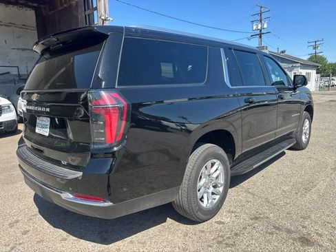 Used 2025 Chevrolet Suburban LT RWD image 5