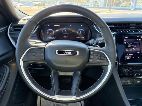 Used 2024 Jeep Grand Cherokee Altitude image 12