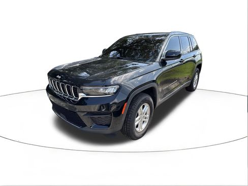 Used 2023 Jeep Grand Cherokee Laredo RWD image 4