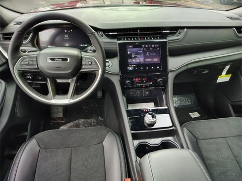 New 2025 Jeep Grand Cherokee L Altitude image 15